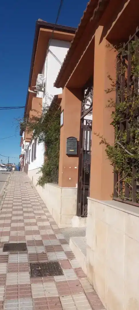 Vista exterior de Pis en venda en Guarromán amb Aire condicionat, Jardí privat i Moblat