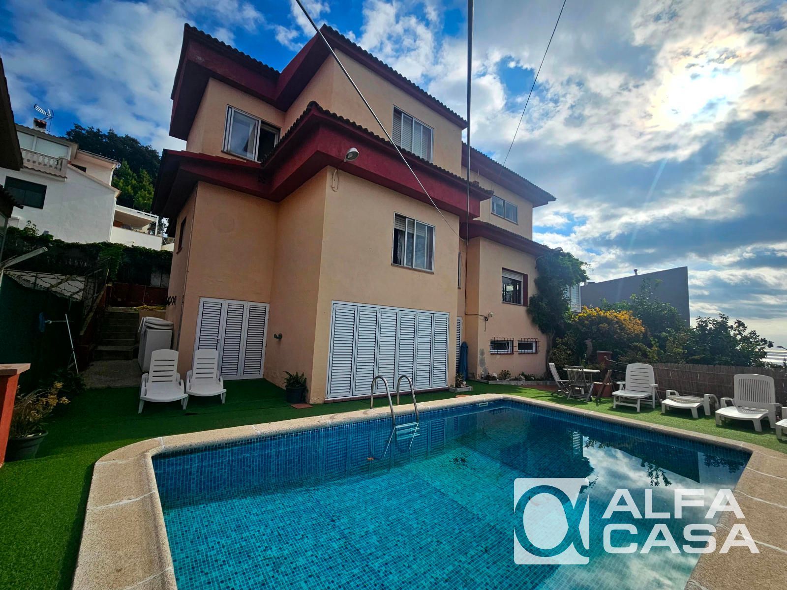 Vista exterior de Casa o xalet en venda en Pineda de Mar amb Aire condicionat, Calefacció i Jardí privat