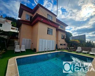 Vista exterior de Casa o xalet en venda en Pineda de Mar amb Aire condicionat i Piscina