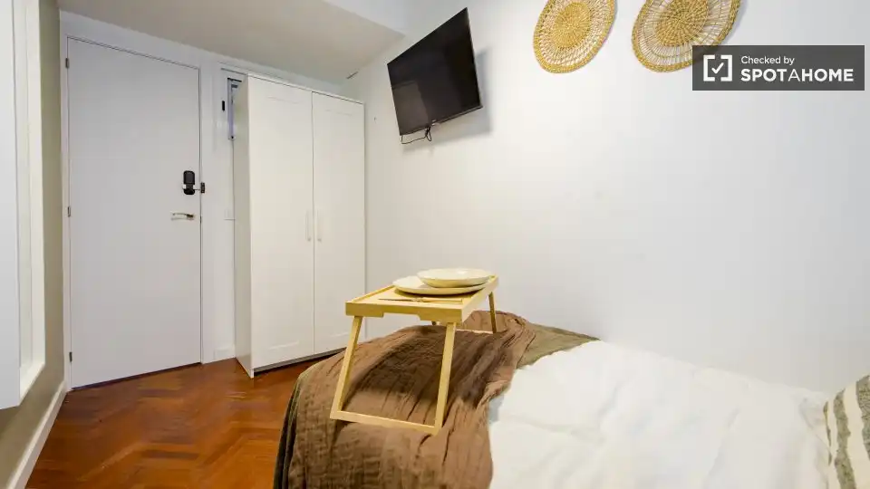 Bedroom of Flat for share in Madrid  with Air Conditioner, Heating and Furnished