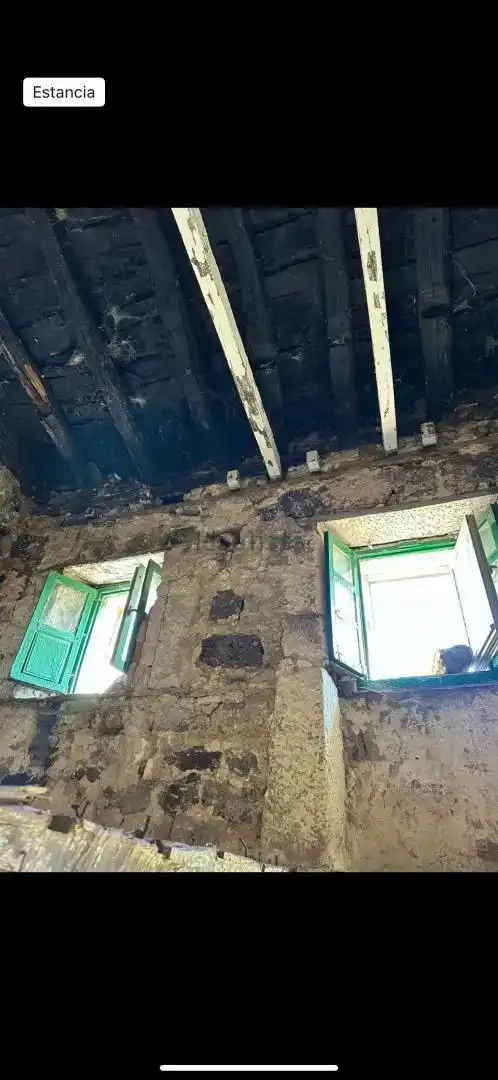 Vista exterior de Casa adosada en venda en Valle de Valdebezana amb Jardí privat