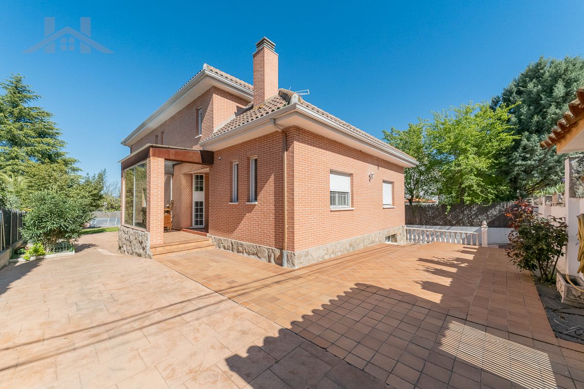 Exterior view of House or chalet for sale in Tres Cantos  with Air Conditioner, Heating and Private garden
