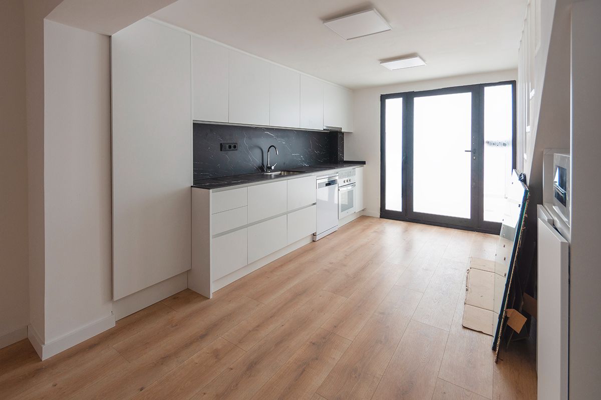 Kitchen of Duplex to rent in  Barcelona Capital  with Air Conditioner, Heating and Oven