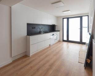 Cuina de Dúplex de lloguer en  Barcelona Capital amb Aire condicionat, Calefacció i Forn