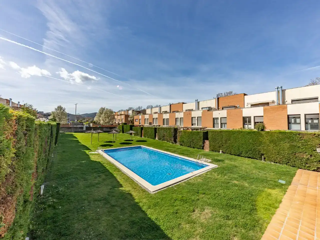 Piscina de Casa adosada en venda en Vilanova del Vallès amb Aire condicionat i Piscina