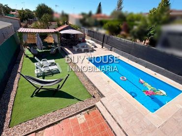 Chalet con piscina en venta en Yuncos