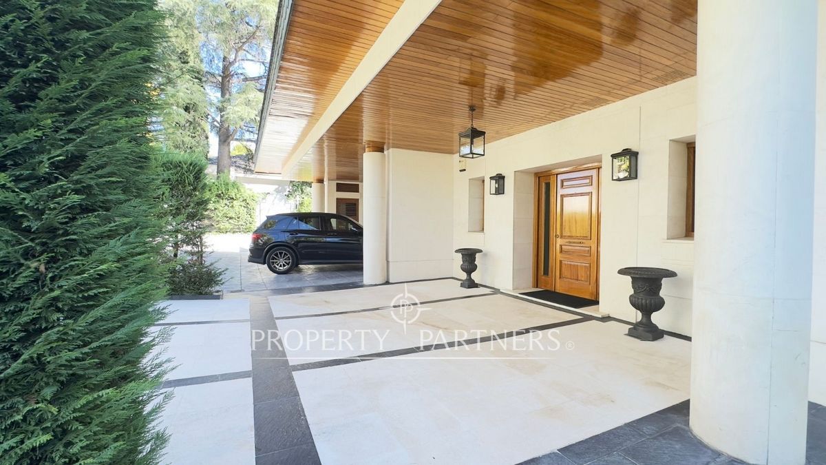 Vista exterior de Casa o xalet en venda en  Madrid Capital amb Aire condicionat, Jardí privat i Piscina