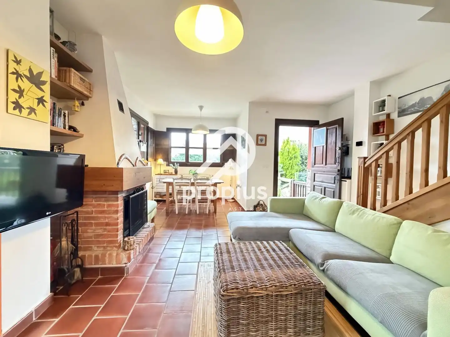 Sala d'estar de Casa adosada en venda en Cangas de Onís amb Calefacció, Jardí privat i Terrassa