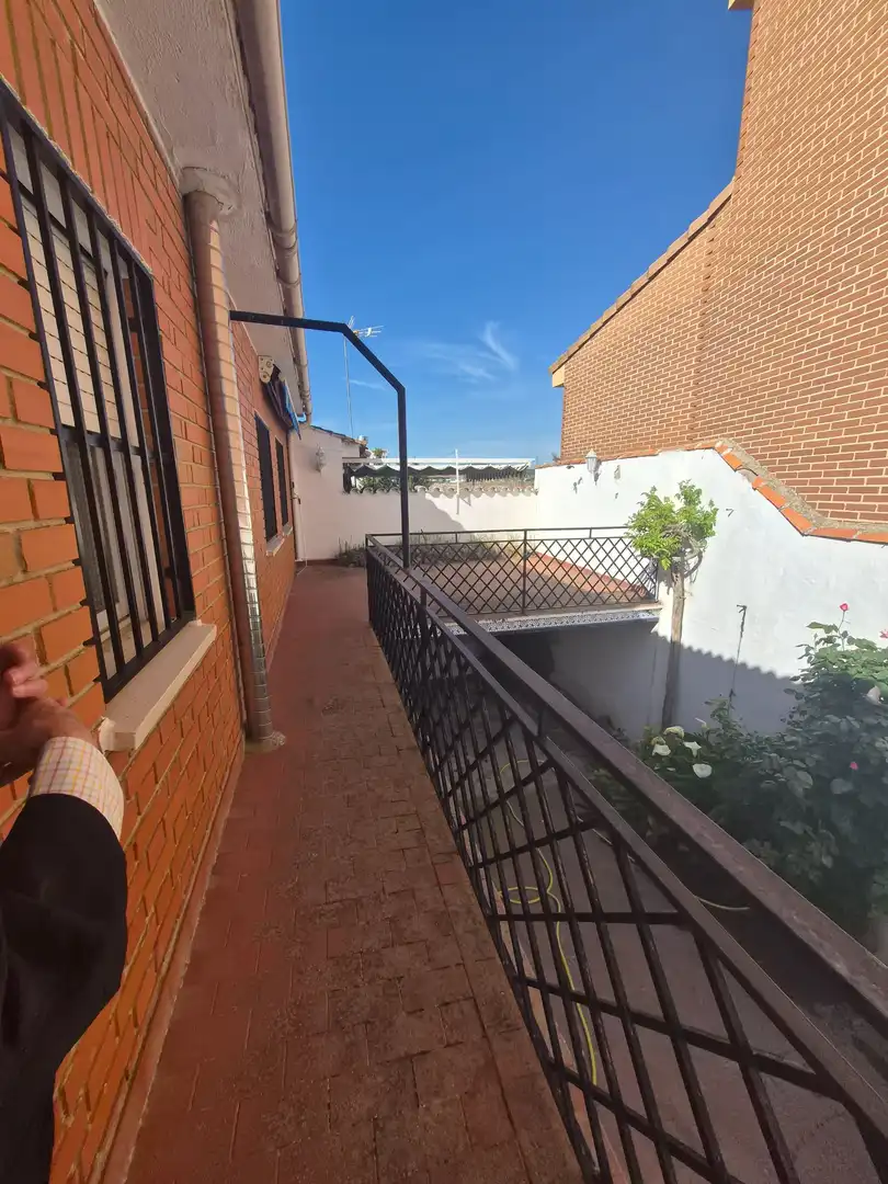 Terrassa de Casa o xalet en venda en Villa del Prado amb Calefacció, Jardí privat i Traster
