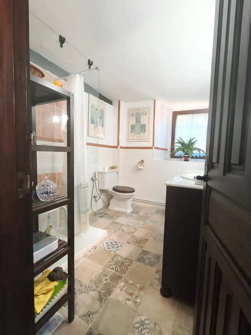 Baño de Casa adosada en venta en Luena  con Calefacción y Jardín privado