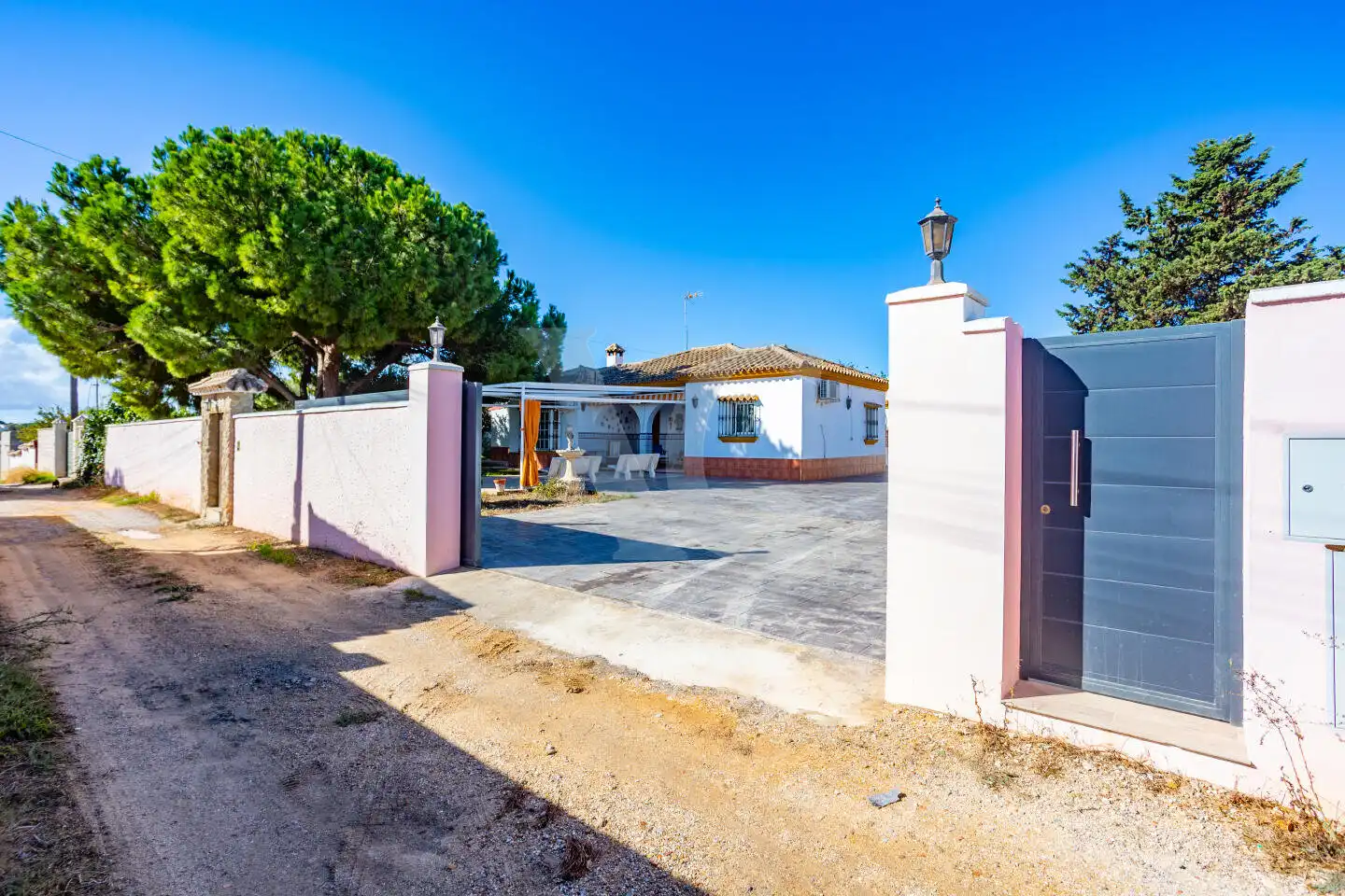 Exterior view of Houses for sale in Chiclana de la Frontera