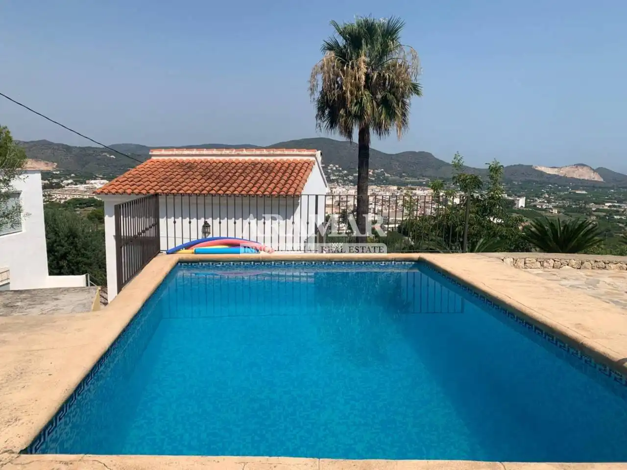 Chalet con piscina en venta en Pego