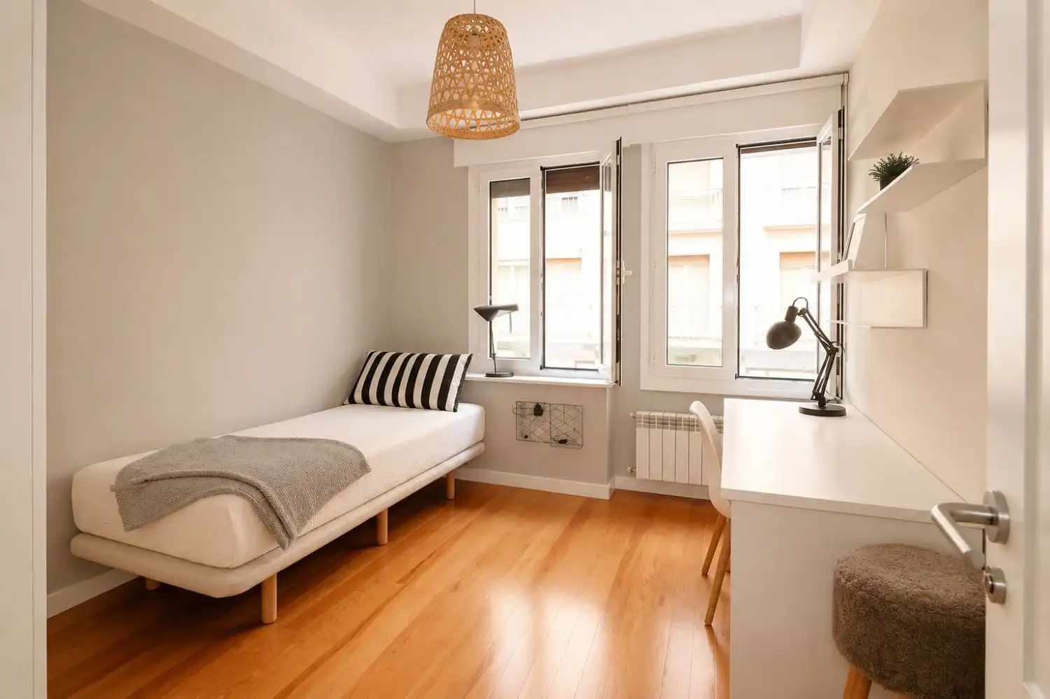 Habitación de Piso de alquiler en Vitoria - Gasteiz con Calefacción, Parquet y Amueblado
