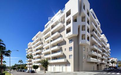 Vista exterior de Pis en venda en Marbella amb Aire condicionat, Terrassa i Piscina