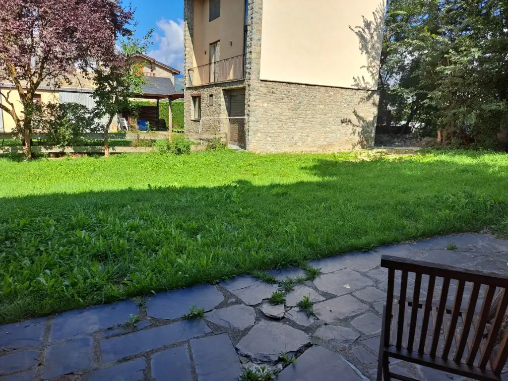 Erdgeschoss zur Miete in Das mit Heizung, Privatgarten und Parkett