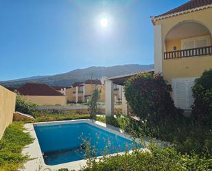 Vista exterior de Casa adosada en venda en Puerto de la Cruz amb Jardí privat, Terrassa i Piscina