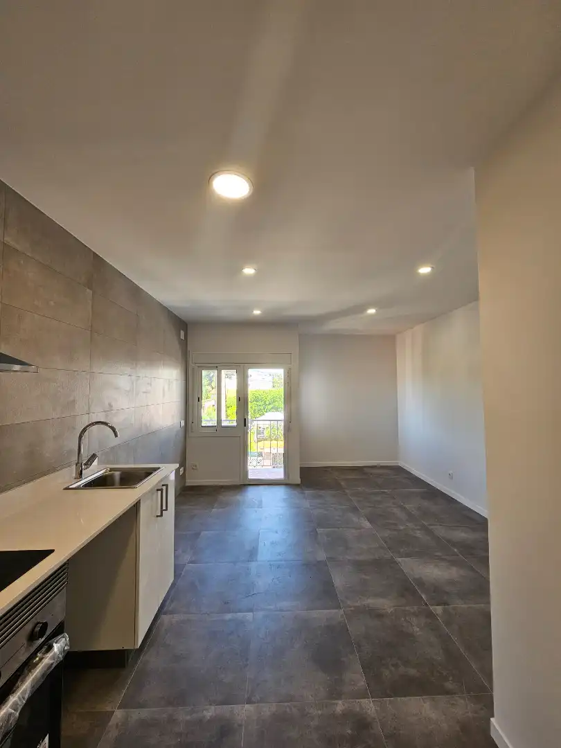 Küche von Wohnung zum Verkauf in Torredembarra mit Ofen und Balkon