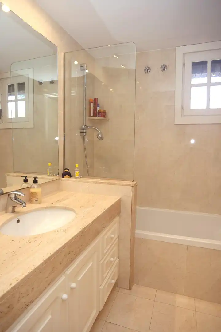 Badezimmer von Erdgeschoss zur Miete in Rocafort mit Klimaanlage, Heizung und Möbliert