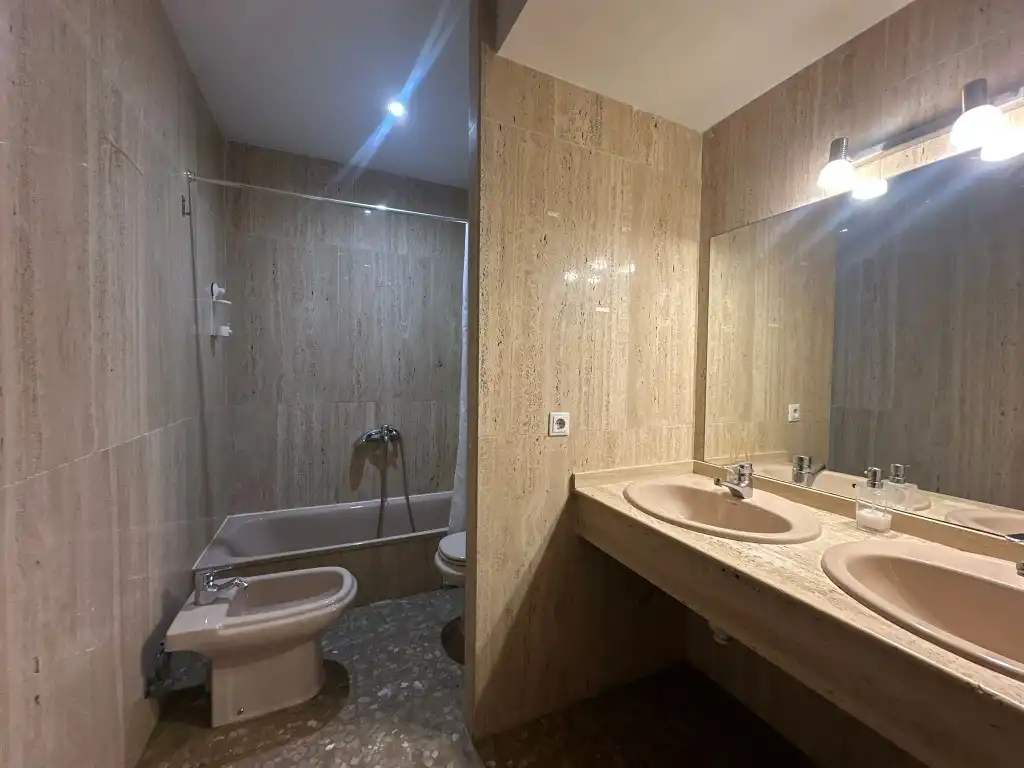 Badezimmer von Wohnung zur Miete in Córdoba mit Schwimmbad