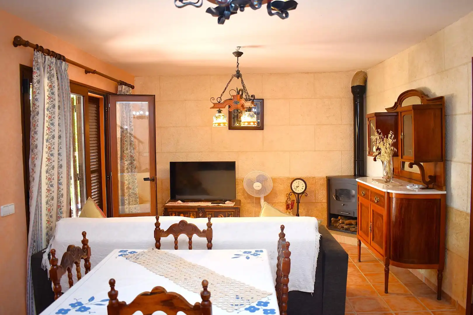 Wohnzimmer von Country house zur Miete in Sa Pobla mit Privatgarten, Terrasse und Möbliert