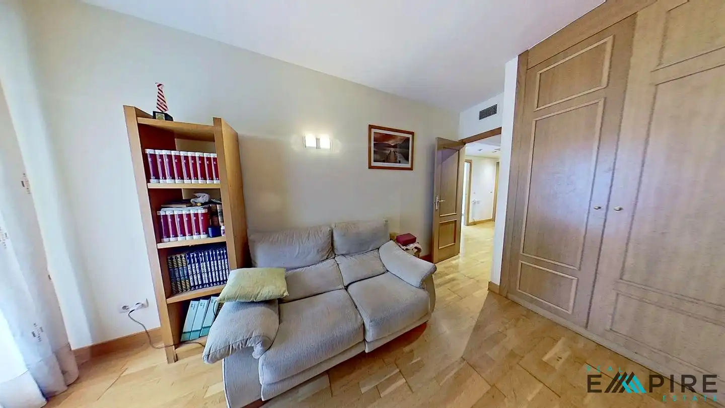 Sala d'estar de Casa adosada en venda en Parla amb Aire condicionat, Calefacció i Jardí privat