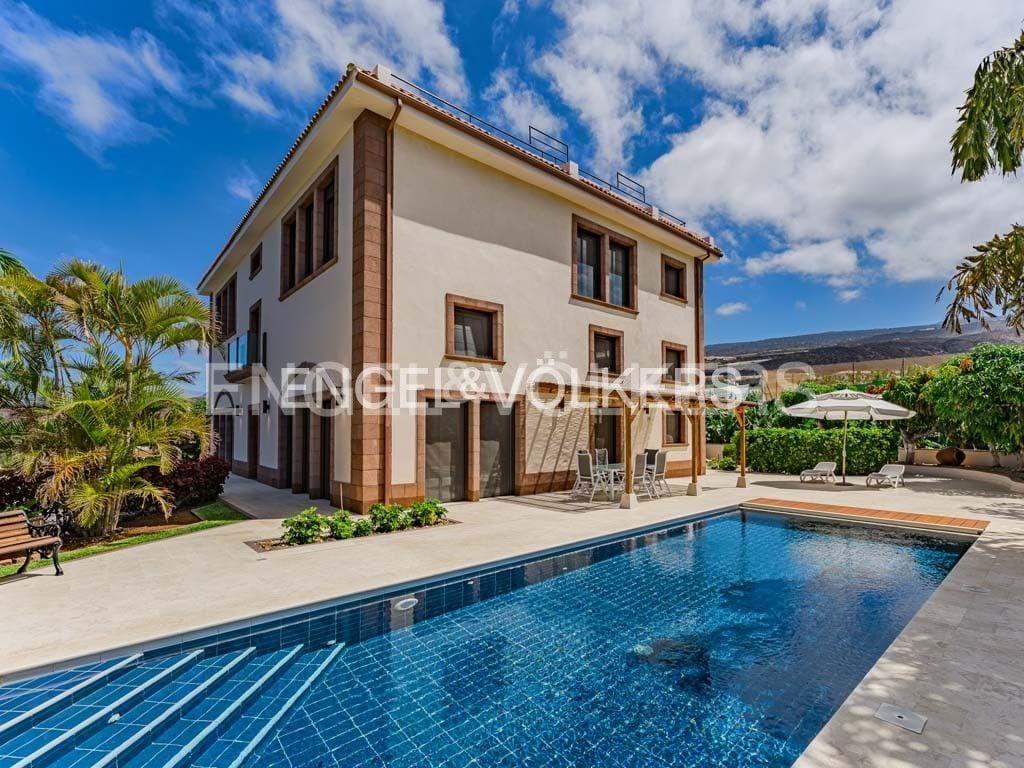 Vista exterior de Casa o xalet en venda en Guía de Isora amb Aire condicionat, Terrassa i Piscina