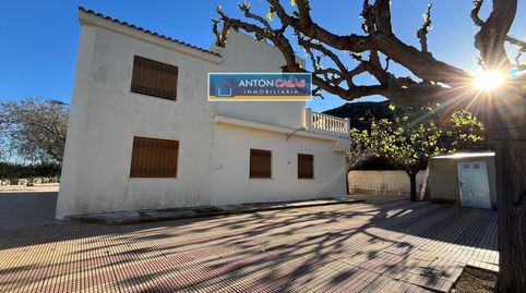 CHALET CON PISCINA, JARDÍN Y 11.900 M2 DE PARCELA EN MONFORTE DEL CID