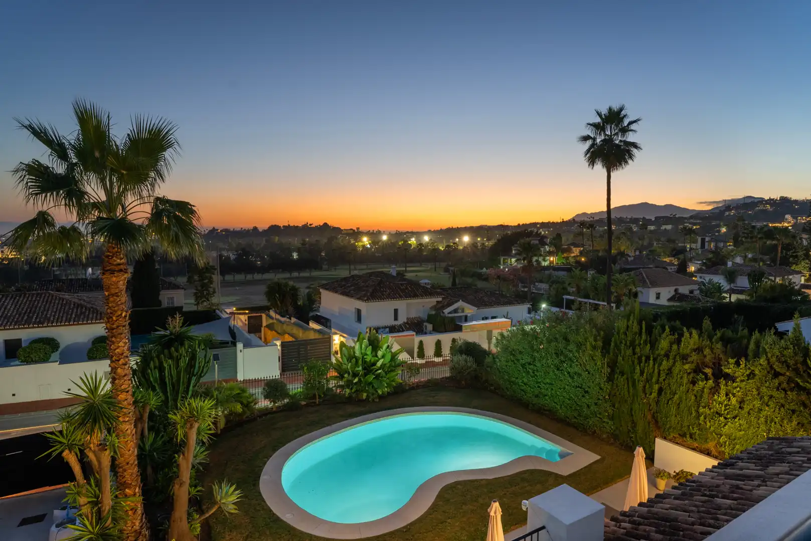 Villa mit Pool zum Verkauf in Nueva Andalucía