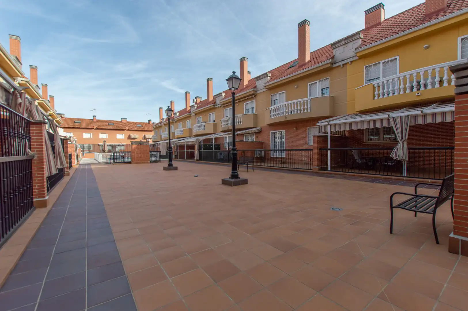 Vista exterior de Casa adosada en venta en Alcalá de Henares con Aire acondicionado, Calefacción y Terraza