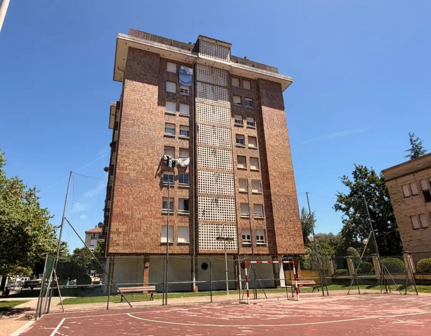 Vista exterior de Pis en venda en Torrelavega  amb Calefacció, Jardí privat i Parquet