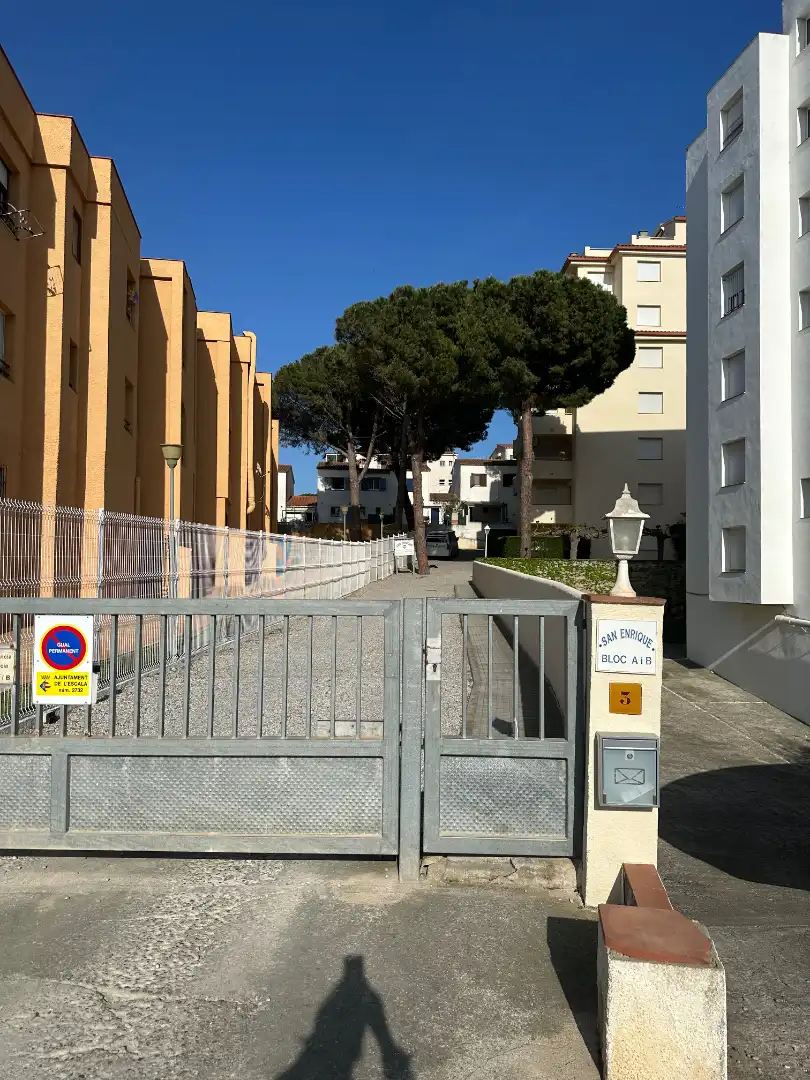Vista exterior de Planta baja en venta en L'Escala con Calefacción, Terraza y Amueblado