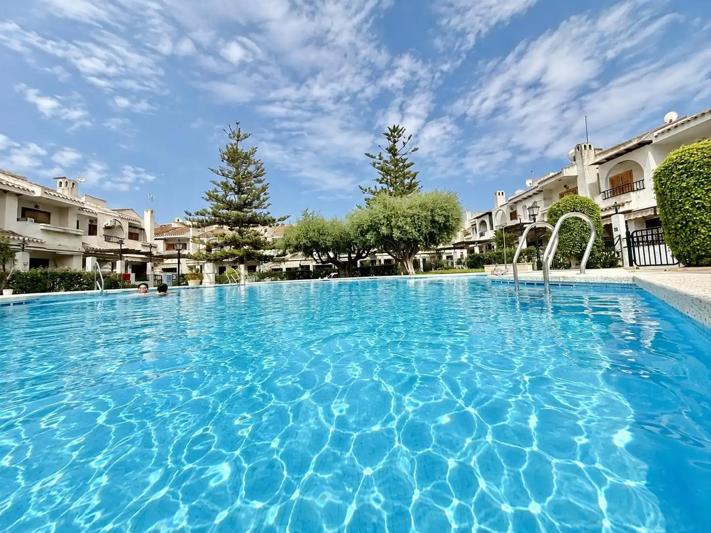 Piscina de Casa adosada en venda en San Pedro del Pinatar amb Aire condicionat, Calefacció i Jardí privat