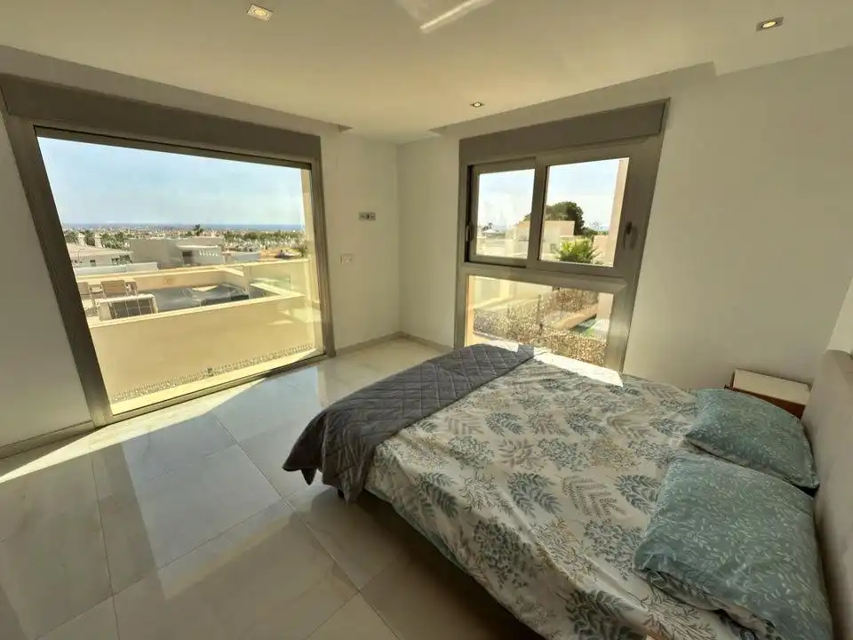 Dormitori de Casa o xalet en venda en Orihuela amb Aire condicionat, Calefacció i Jardí privat