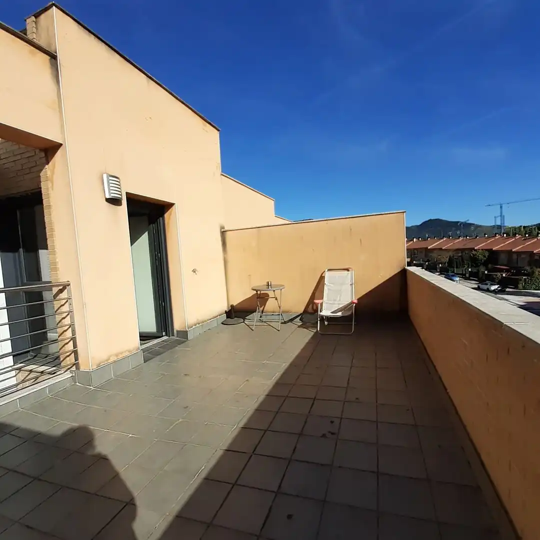 Terrasse von Einfamilien-Reihenhaus zum Verkauf in Esteribar mit Heizung, Privatgarten und Terrasse