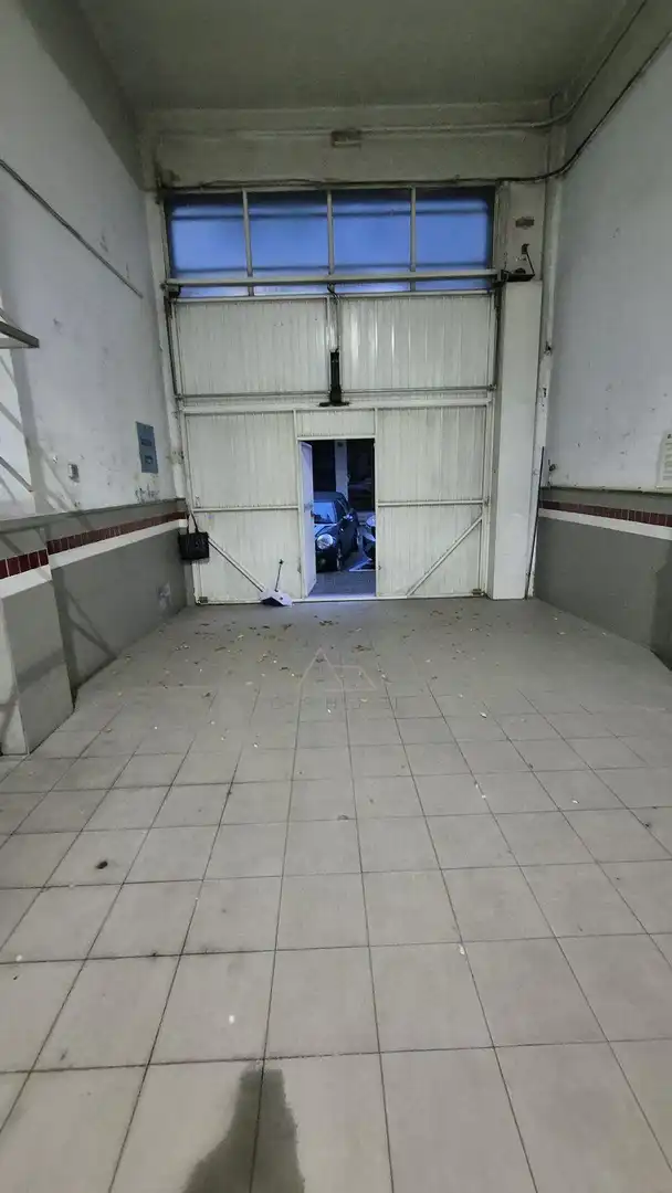 Parkplatz von Fabrikhallen zur Miete in Lleida