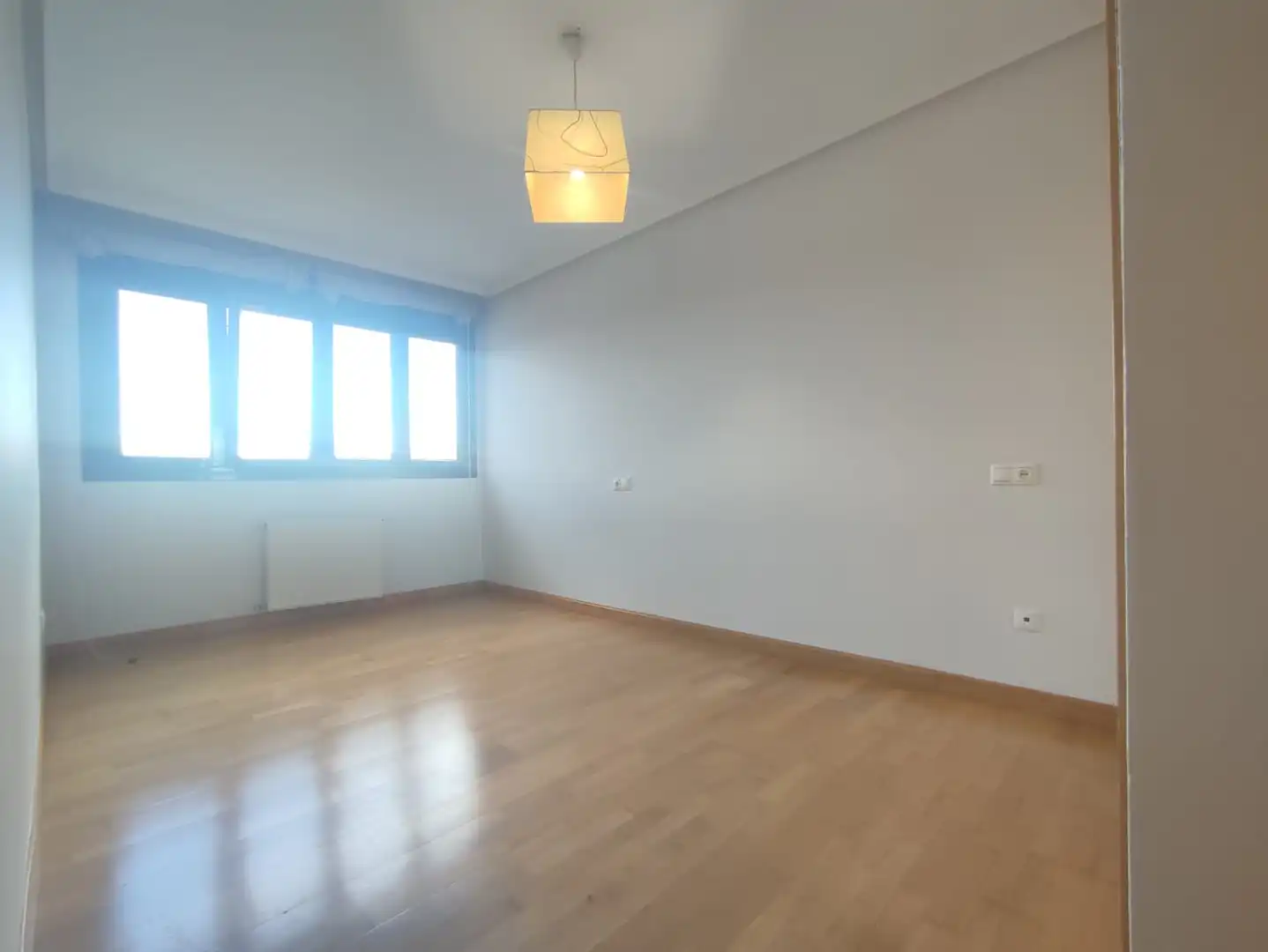 Habitación de Piso de alquiler en Gijón  con Calefacción, Parquet y Trastero