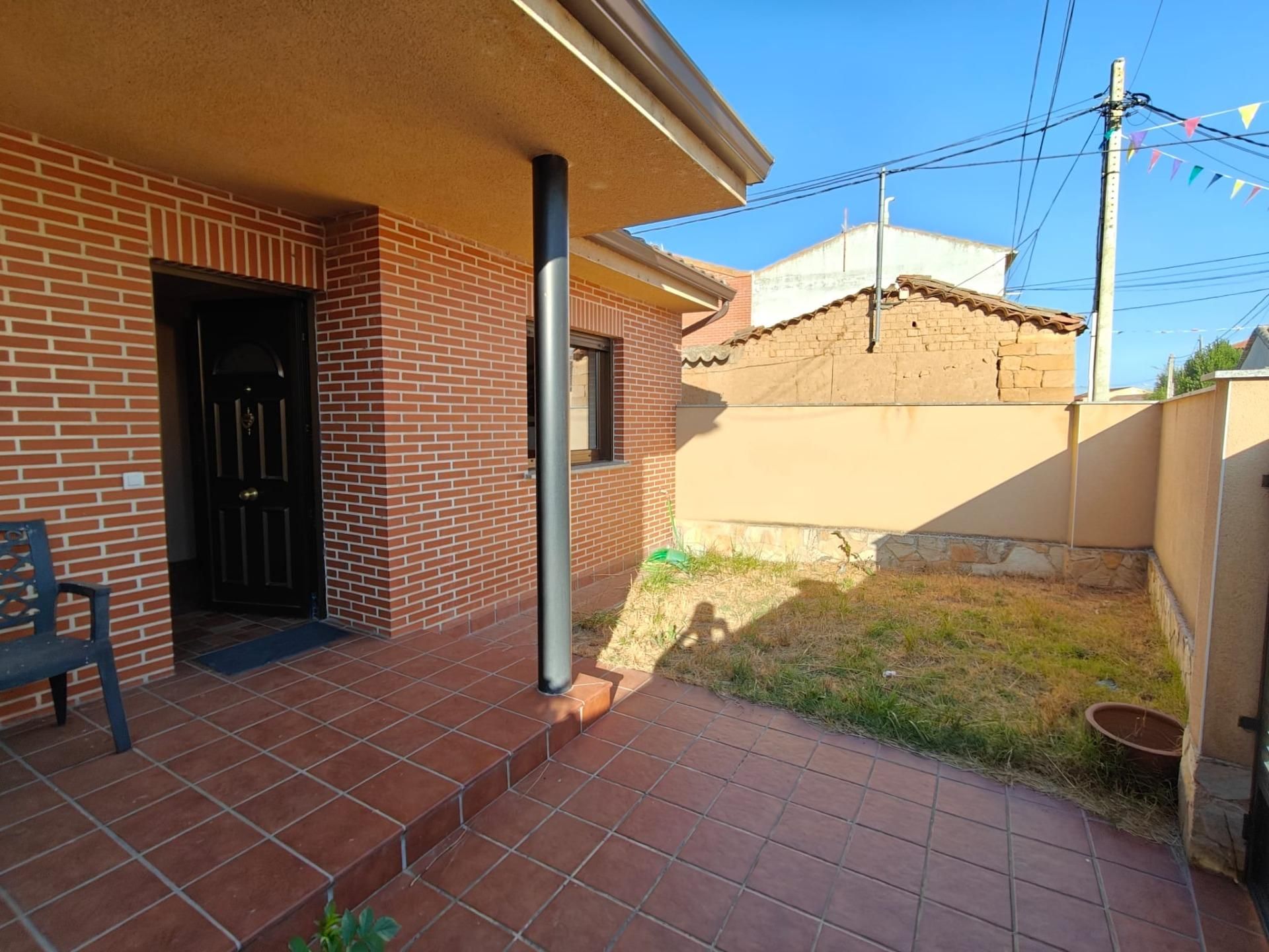 Vista exterior de Casa o xalet en venda en San Morales amb Calefacció, Jardí privat i Traster