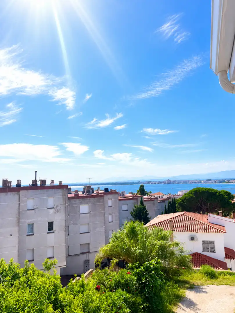 Vista exterior de Apartament en venda en Roses amb Aire condicionat, Calefacció i Terrassa