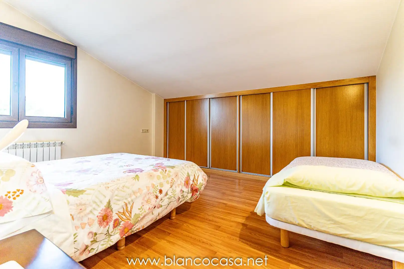 Habitación de Casa o chalet en venta en Carballo con Calefacción, Trastero y Amueblado