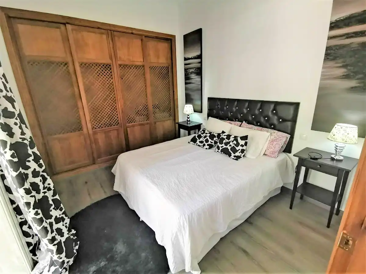 Dormitori de Casa o xalet de lloguer en Marbella amb Aire condicionat, Jardí privat i Terrassa