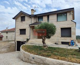 Vista exterior de Casa o xalet en venda en Toén amb Calefacció, Jardí privat i Terrassa