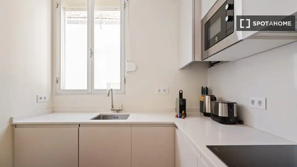 Cuina de Apartament per a compartir en Madrid amb Aire condicionat, Calefacció i Terrassa