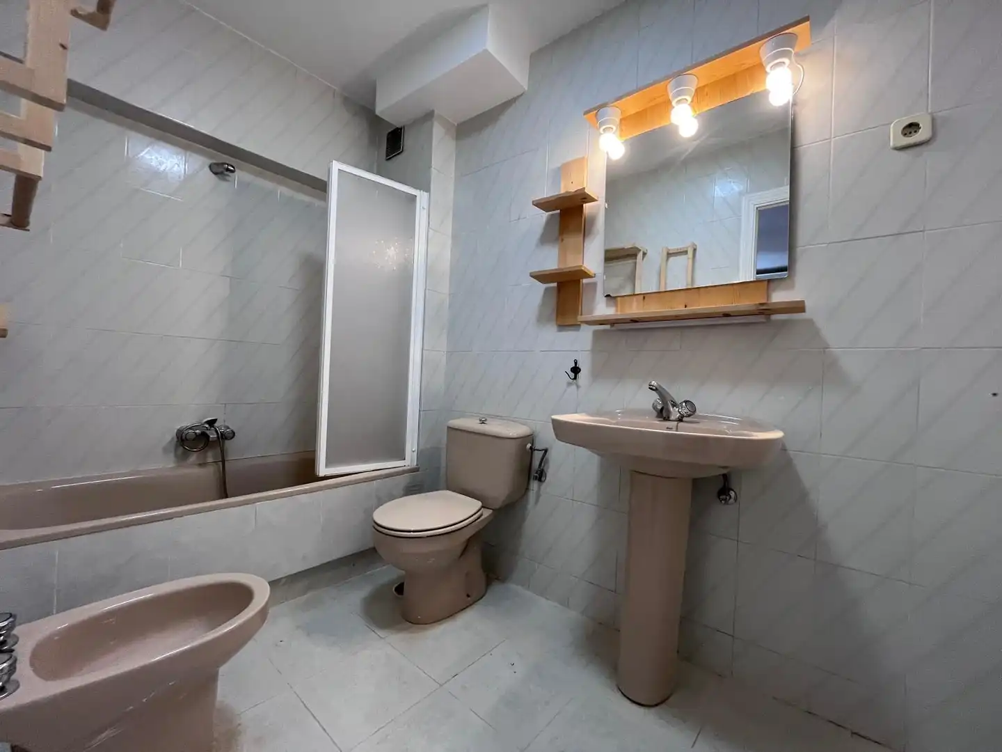 Baño de Apartamento de alquiler en Las Rozas de Madrid con Aire acondicionado, Calefacción y Parquet