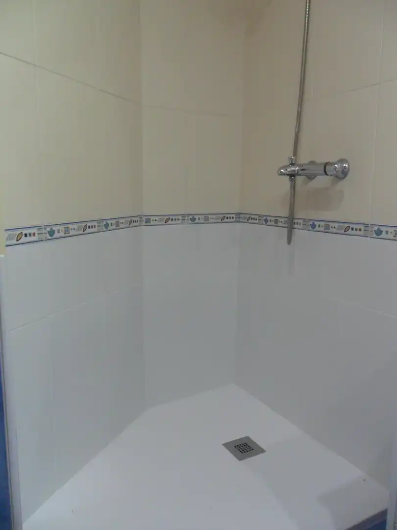 Bany de Pis de lloguer en Granada amb Aire condicionat, Terrassa i Moblat