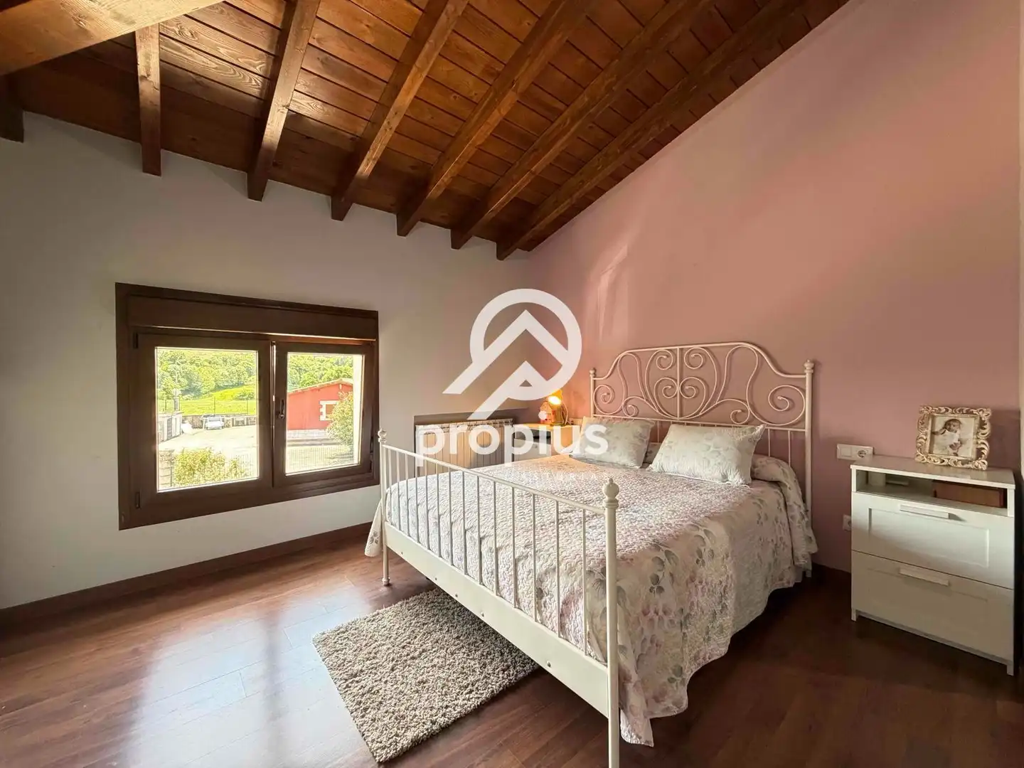 Dormitori de Casa o xalet en venda en Sariego amb Calefacció, Parquet i Traster
