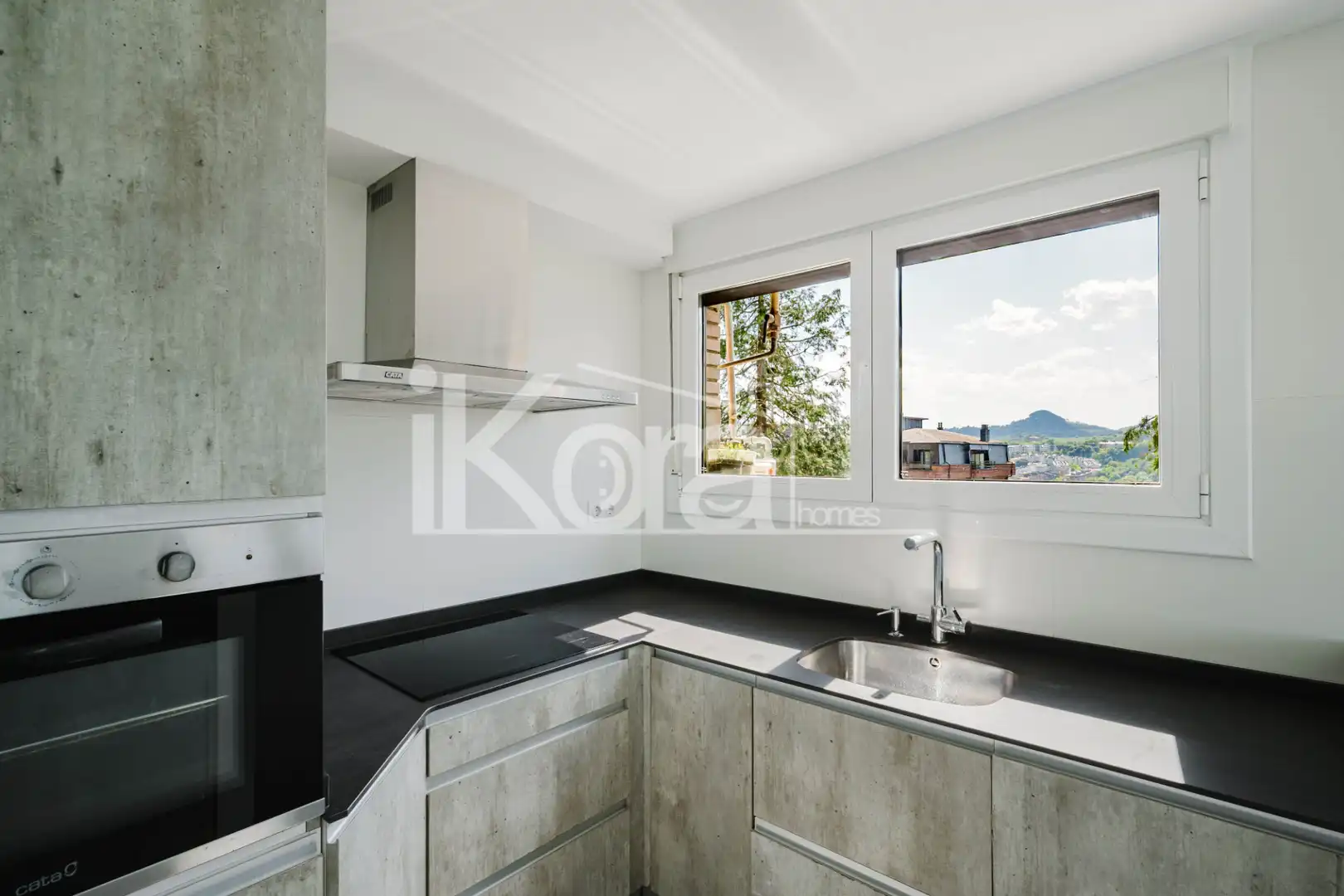 Cuina de Dúplex en venda en Donostia - San Sebastián  amb Forn, Rentadora i Microones