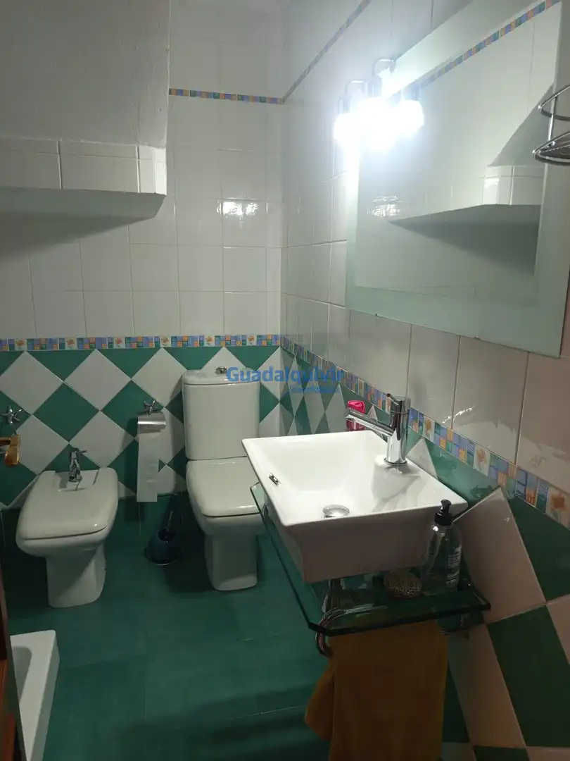 Baño de Casa adosada en venta en Montequinto con Aire acondicionado, Jardín privado y Trastero