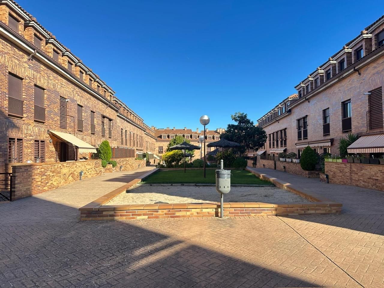 Exterior view of Duplex for sale in Sevilla la Nueva  with Air Conditioner, Heating and Storage room