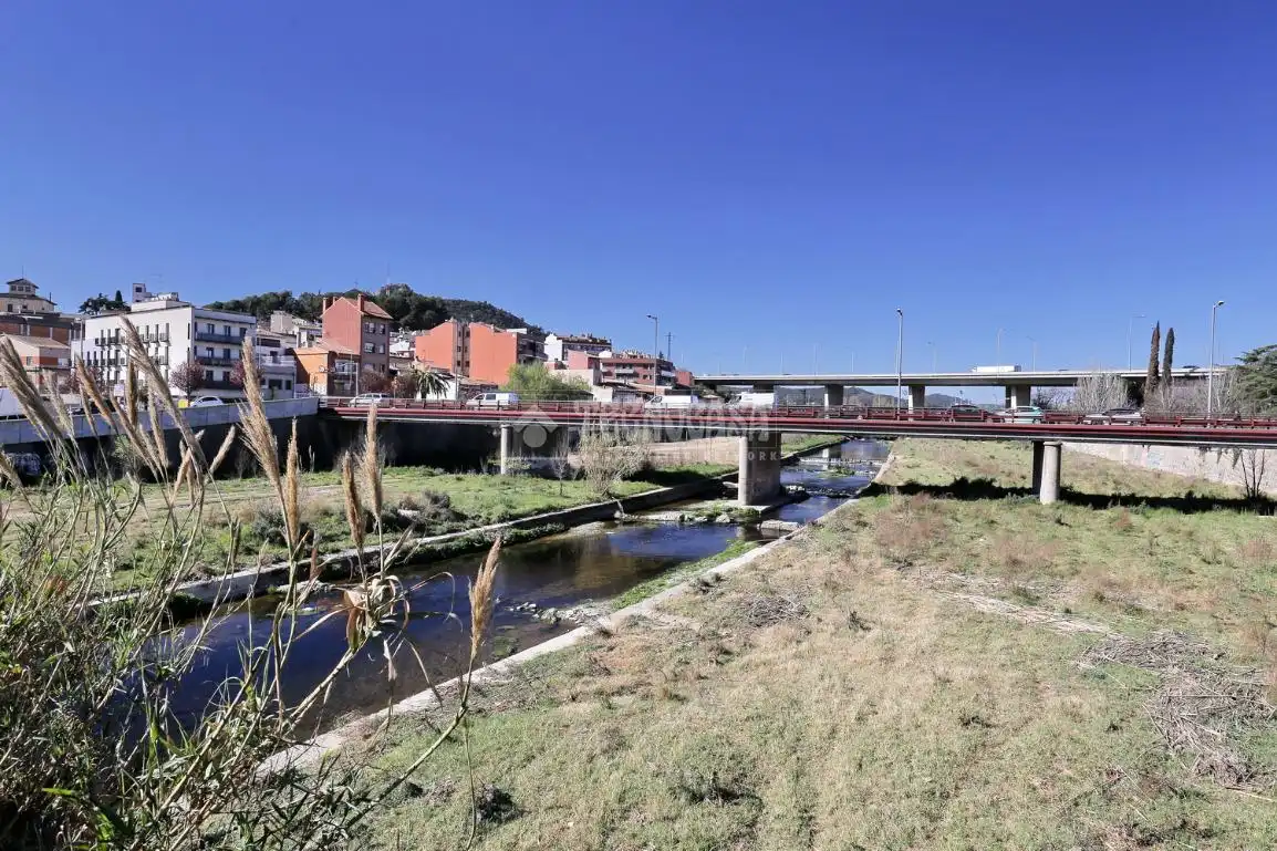 Vista exterior de Casa adosada en venda en Montcada i Reixac amb Balcó