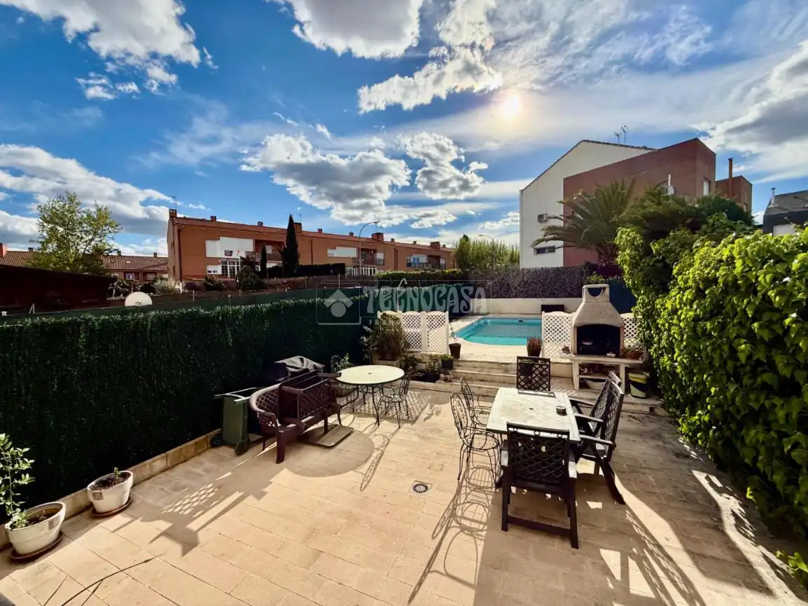 Terrassa de Casa adosada en venda en Villanueva de la Cañada amb Aire condicionat, Calefacció i Jardí privat
